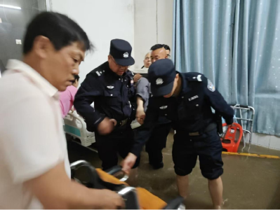 暴雨困住中风居民！昨夜武穴这一幕紧急救援太暖心