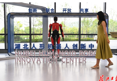 武汉有了人形机器人“学校” ，“人形机器人进家庭，这是第一步”