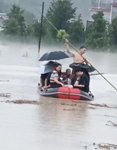 一根竹竿一条船，4小时救下100多人！