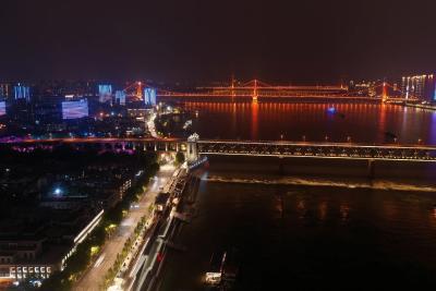 高铁列车过长江，要用几分钟？