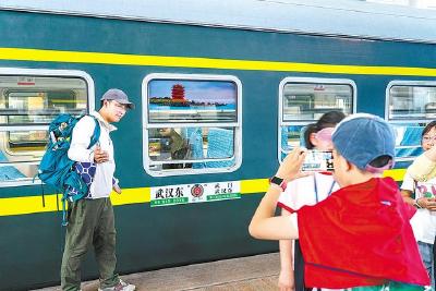 “一块五的快乐”定格人民的城市