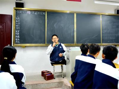 曾感动全网的“板凳男孩”，顺利完成高考！