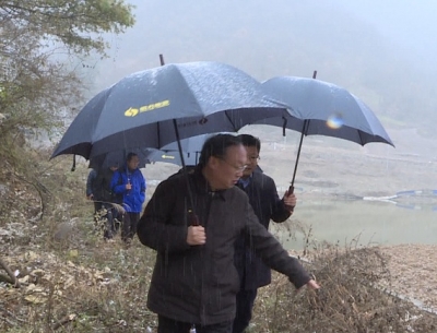 长江大学校长谢红星调研郑家淌村精准扶贫工作