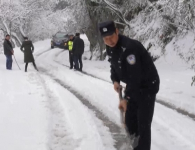 水月寺镇镇村干部齐上路战冰雪保安全