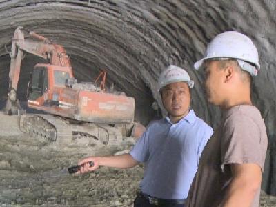 郑万高铁兴山隧道进口顺利通过岩堆段