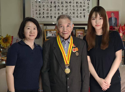 让历史告诉未来丨95岁新四军报务员万众一讲述抗战故事 80年前，他亲手抄收日本投降电报