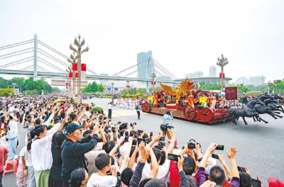 花车大巡游 河山添锦绣 高新大道上10万观众深情告白祖国