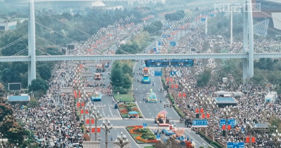 青春华章丨跟着花车游中国