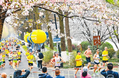 “汉马”十年 足音铿锵