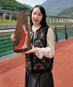 昭君故里藏匠心，金丝釉色绘昭君