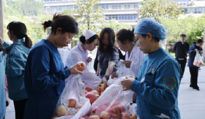 特稿┃8000斤苹果引发的爱心接力