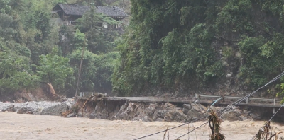 挺进白水河村，记者在暴雨中路遇一位“骑士”