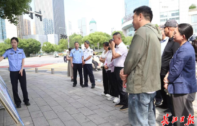 75名群众评议员实地查看民生问题整改成果，武汉开门教育请群众现场“阅卷”