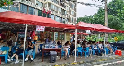 大雨中，考场外多出7个“避风港”！武汉这群商户，把“中考护考”卷出了新高度
