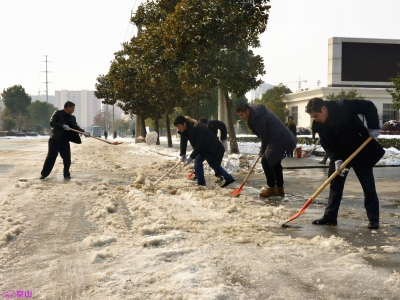 京山县检察院齐心协力铲雪除冰