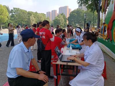 京山市新市街道文笔峰社区开展“温情父亲节，远离疼痛困扰”义诊活动