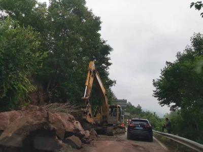 京山市绿林镇：清除落石隐患 守护道路平安