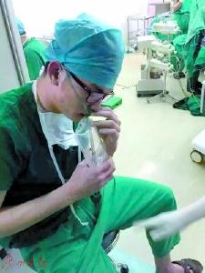 东莞19岁男护士手术室站19小时 喝葡萄糖充饥(图)