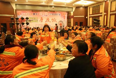 沙洋：喷香团年宴　情暖环卫工
