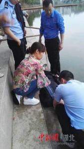 沙洋老人湖边散步意外落水 民警护士奋力救助