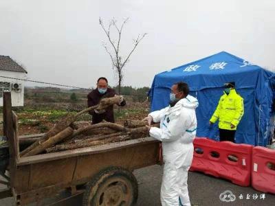 曾集镇执勤点遇到暖心一幕