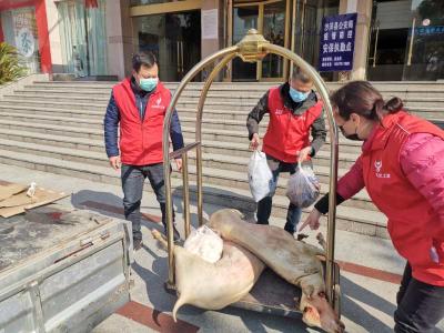 沙洋县义工联志愿者为内蒙古援沙医疗队赠送“战粮”