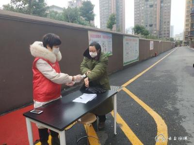 沙洋教师胡晓春：跨县战“疫”的人大代表