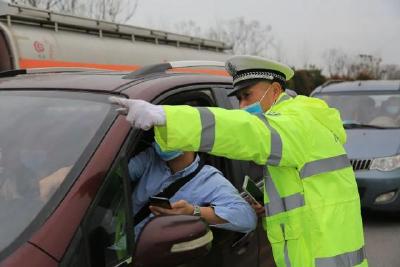 沙洋警方严管交通秩序保障车辆人员有序流动