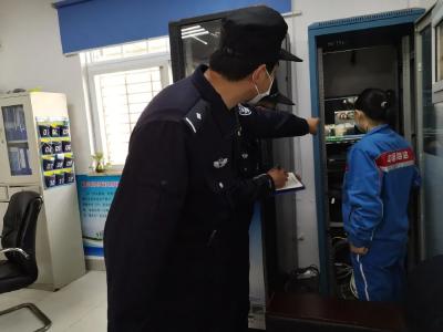 加油站员工忘了收款，民警电话沟通帮忙追回
