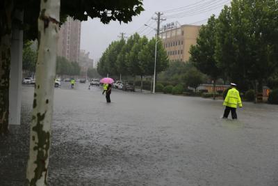 暴雨中，沙洋公安在行动！