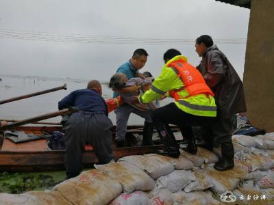 沙洋县后港镇紧急转移长湖沿岸受灾村民
