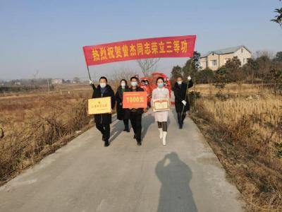 滨江新区走访慰问立功现役军人家属