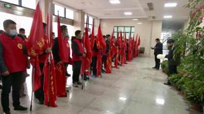 沙洋县为退役军人志愿服务队伍集中授旗