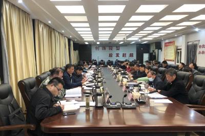 陈威主持召开县委常委会会议  