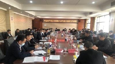 李莉丽参加中国共产党沙洋县第六次代表大会部分代表团分组讨论