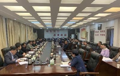 陈威主持县委理论学习中心组2021年第25次集中学习