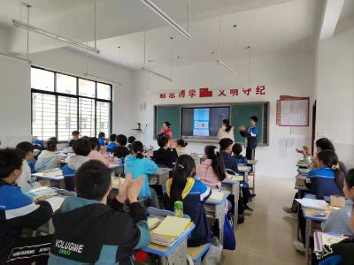 沙洋县烟垢中学开展青春期教育活动