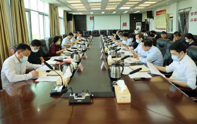 陈威主持县委理论学习中心组2022年第7次集中学习