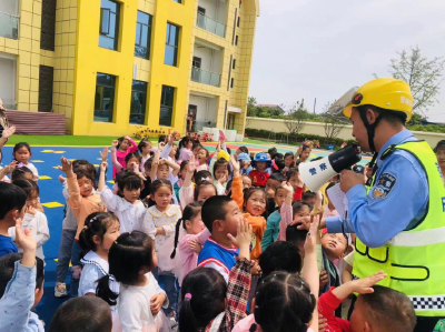 十里铺镇中心幼儿园举行“交警进校园”安全知识讲座