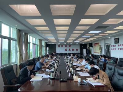 陈威主持县委理论学习中心组2022年第8次集中学习