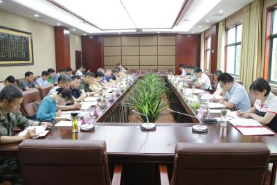 陈威主持县委理论学习中心组2022年第10次集中学习