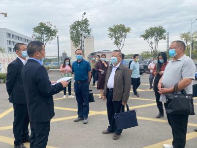 沙洋县人大常委会调研学校周边治安环境治理工作