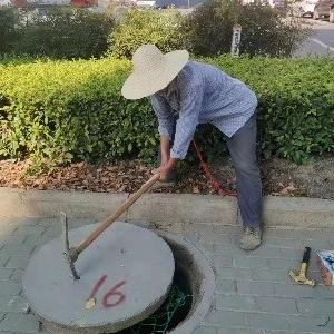 沙洋县住建局：更换井盖加装防坠网 守护市民“脚下”安全