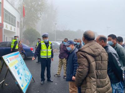 沙洋：办证、普法到村口 冬季交通安全打上“双保险”