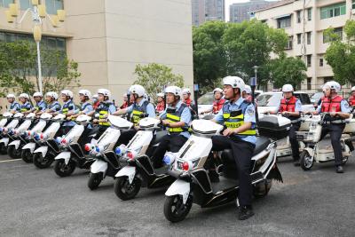 县政协委员代表捐赠10辆警用摩托车 助力基层平安建设 