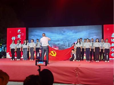 沙洋镇三峡土家族村举办“巴楚雄风・移民情韵”移民25周年文艺活动