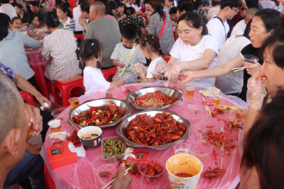 “龙虾宴”+音乐嘉年华引爆夏日激情 游客尽享美食与视听盛宴