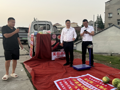 村支书“变身”主播助农增收