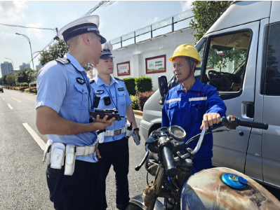 高温下的坚守！热浪中沙洋交警守护群众平安出行