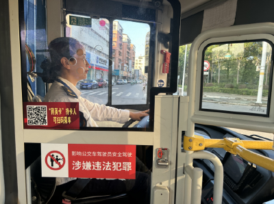 高温“烤”验下的公交人：用汗水守护市民出行路
